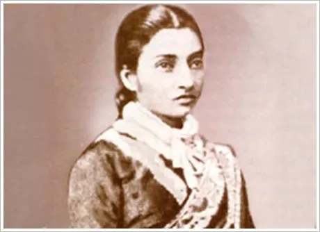 Jnanadanandini Devi and the camera: A Silent click